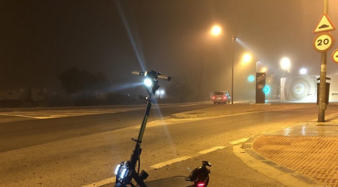 Un accidente entre un coche y un patinete deja a joven hospitalizado en Valencia Un patinete se estrella contra un coche al circular borracho por la pista de Silla