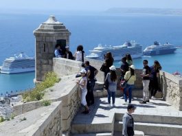 Las contradicciones de Semana Santa enfurecen a los valencianos: cierre perimetral y apertura al turismo internacional
