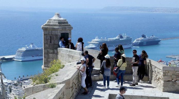 La Comunitat Valenciana, destinació favorita dels turistes després de l’estat d’alarma La fuga de madrileños a la costa dispara las alertas en la Comunitat Valenciana