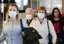 Varias personas se desplazan con mascarillas por miedo a contagio del coronavirus. / EFE: Mauricio Dueñas