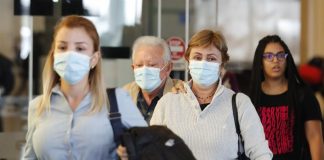Varias personas se desplazan con mascarillas por miedo a contagio del coronavirus. / EFE: Mauricio Dueñas