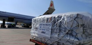 Llegan dos vuelos de China con un millón de mascarillas y más material