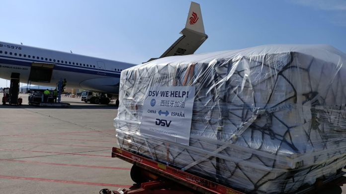 Llegan dos vuelos de China con un millón de mascarillas y más material