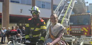 La Fallera Mayor se sube a la escalera de bomberos