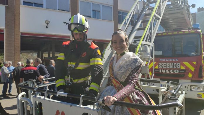 La Fallera Mayor se sube a la escalera de bomberos La Fallera Mayor se sube a la escalera de bomberos