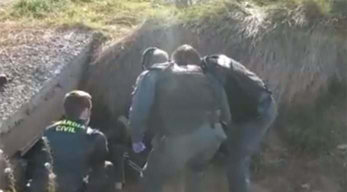 Vídeo: la Guardia Civil rescata a un ciclista accidentado tras una imprudencia un ciclista