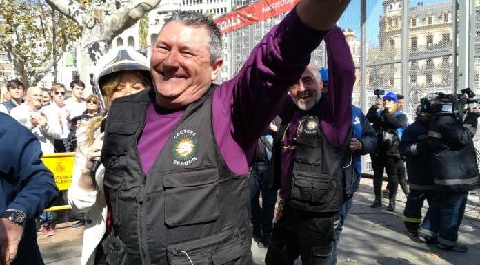 Disfruta de una mascletà con un bombardeo desde ocho puntos de la plaza una mascletà