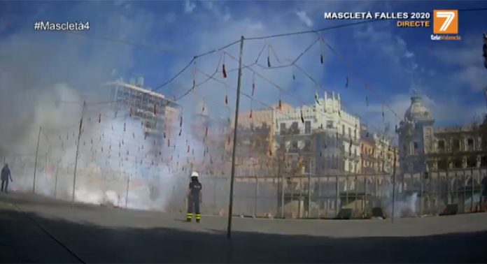 Pirotecnia del Bierzo Pibierzo sorprende con su apoteosis final