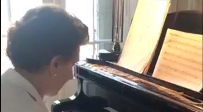 Una tierna historia de una pianista de 90 años pianista