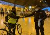 Agente de la Policía Nacional durante el reparto de mascarillas a trabajadores en la Estación del Norte de Valencia.