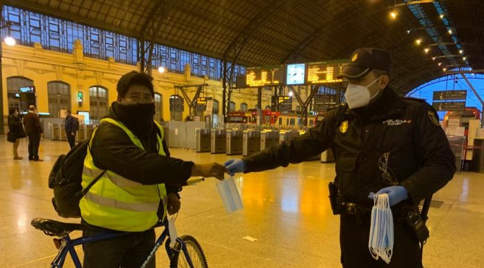 L’epidèmia del coronavirus continua la seua expansió per la Comunitat Valenciana Agente de la Policía Nacional durante el reparto de mascarillas a trabajadores en la Estación del Norte de Valencia.