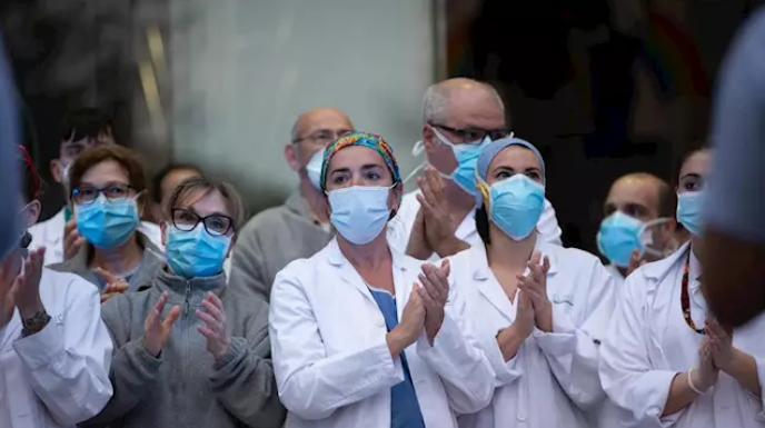 Un estudi revela que uns 300 sanitaris contagiats es van reincorporar sense un test previ coronavirus