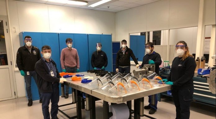 Ford Almussafes amplia la seua fabricació en sèrie: de cotxes a màscares de protecció Equipo de la fabricación de pantallas protectoras en Ford Almussafes.