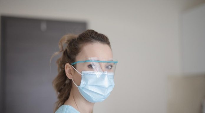 L’OMS avisa que les màscares de cotó poden ser una font potencial d’infecció La OMS avisa de que las mascarillas de algodón pueden ser fuente potencial de infección