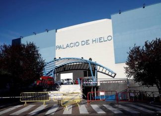 Exterior del Palacio de Hielo de Madrid, la gran morgue de España para fallecimientos de coronavirus.