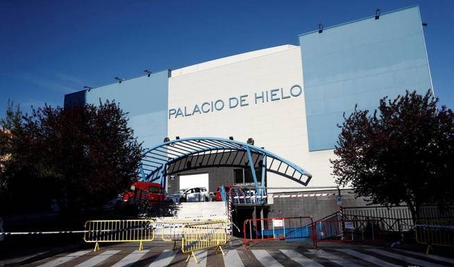 La Generalitat confirma que podria haver-hi un desfasament entre les defuncions oficials i els reals Exterior del Palacio de Hielo de Madrid, la gran morgue de España para fallecimientos de coronavirus.