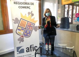 Bétera reparte mamparas de protección y gel desinfectante