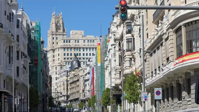 El 26 d’abril tornarà «la vida normal» però de forma «controlada» La Gran Vía de Madrid vacía durante la pandemia del coronavirus. / FOTO: EUROPA PRESS