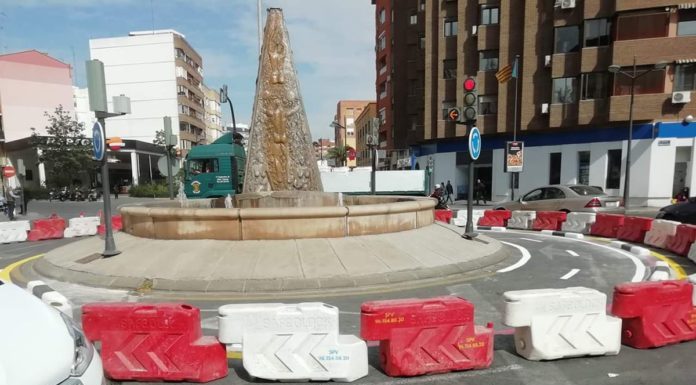 Detienen a un hombre por amenazar con un rifle a los dueños de los perros rifle desde el balcón