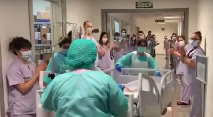 VÍDEO: Una menor sale de la UCI de la Fe en medio de aplausos sanitarios menor de la fe