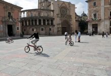 Vuelve la alegría a las calles con los juegos de los más pequeños niños en las calles