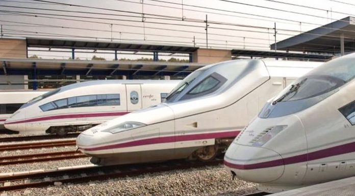 Los trenes AVE vuelven a estar cargados de turistas para disfrutar de la Comunitat billetes