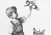 Un dibujo muestra como un niño prefiere a un sanitario como héroe antes que a Spiderman o Batman sanitario