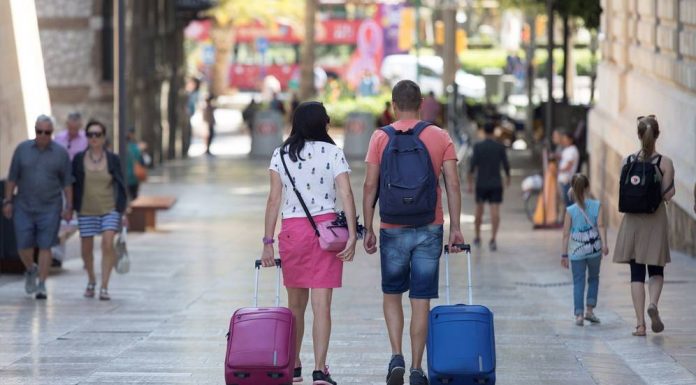 Valencia ya tiene más pisos turísticos que Roma: así afecta a la vivienda Los expertos alertan de que el turismo de masas no volverá a existir
