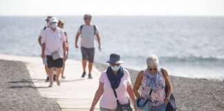 Sanidad cambia la normativa sobre el uso de mascarillas en playas y piscinas