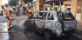 Un incendio calcina tres coches en Cullera