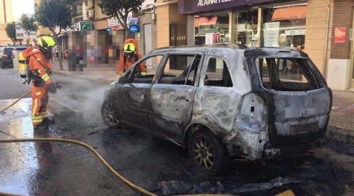 Un incendi calcina tres cotxes a Cullera Un incendio calcina tres coches en Cullera
