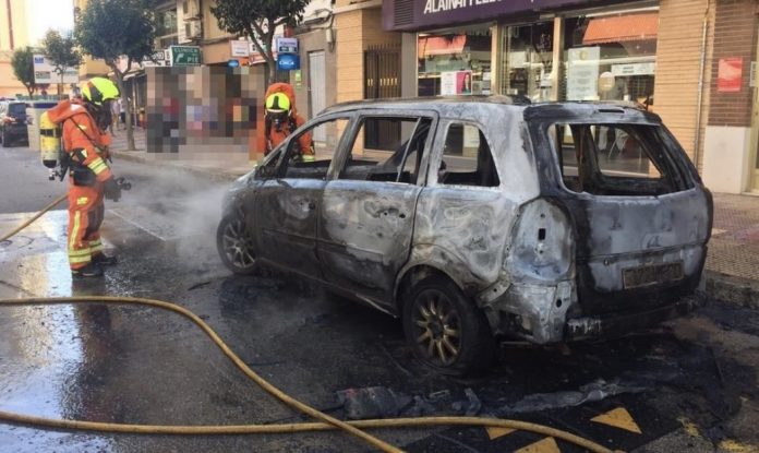Un incendio calcina tres coches en Cullera