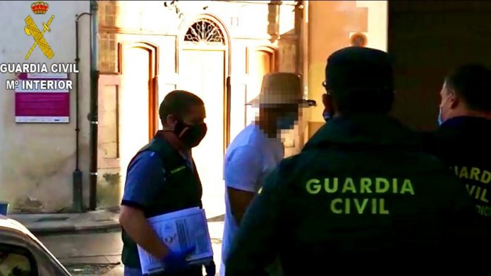 Nacho Vidal durante la detención de la Guardia Civil.