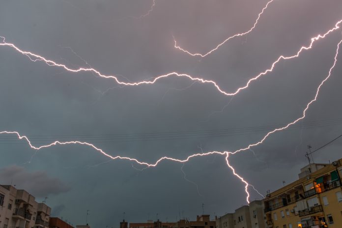 Activan la alerta amarilla en Valencia por tormenta y granizo