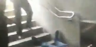 tiran por las escaleras