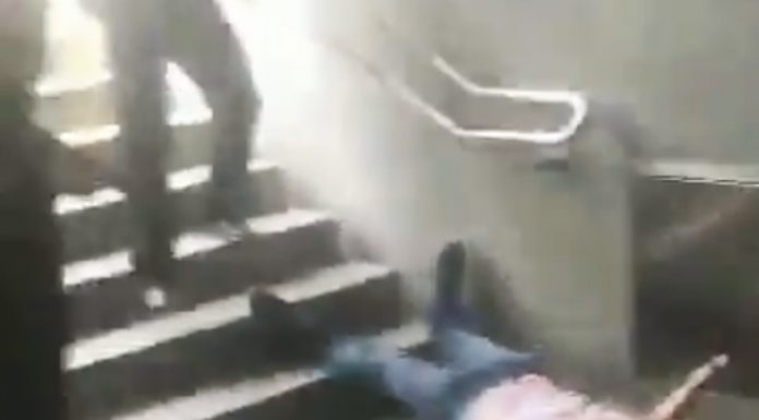 VÍDEO: Dos vigilantes del metro de Barcelona tiran por las escaleras a un hombre que no llevaba mascarilla tiran por las escaleras