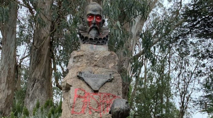 Destrozan una estatua de Miguel de Cervantes durante las protestas contra el racismo en EE.UU. Miguel de Cervantes