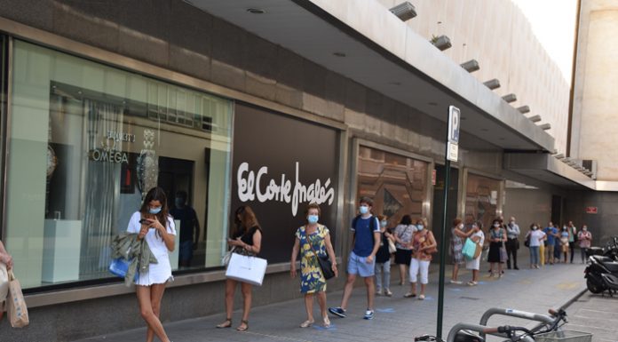 El Corte Inglés adelanta las rebajas de verano sin aglomeraciones Las tiendas y centros comerciales abren sus puertas durante San Vicente Mártir