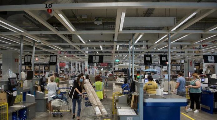 Una empresa amb seu a València retornarà els diners dels ERTE en patir menys de l’esperat Una empresa con sede en Valencia devolverá el dinero de los ERTE al sufrir menos de lo esperado