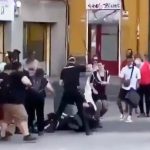 un grupo de personas agreden a policías