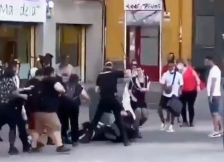 un grupo de personas agreden a policías