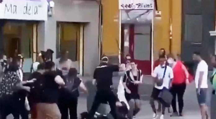 Graban como un grupo de personas se abalanza y agrede a varios agentes de policía un grupo de personas agreden a policías