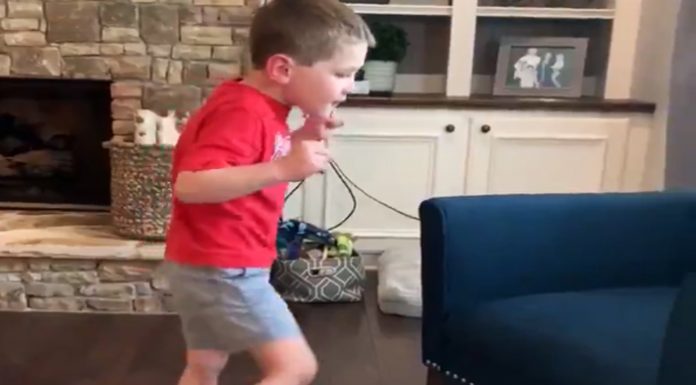 VÍDEO: Emocionantes primeros pasos de un niño de 5 años con atrofia cerebral un niño de 5 años