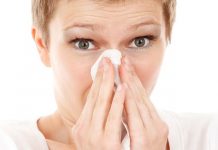 Una mujer tose en la cara a otra cuando le recrimina que no usara mascarilla tose en la cara