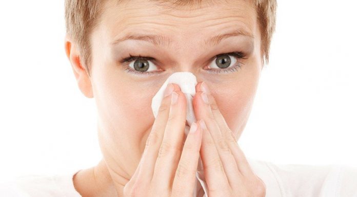 Una mujer tose en la cara a otra cuando le recrimina que no usara mascarilla tose en la cara