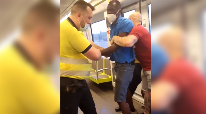 Emmanillen a un viatger de Metrovalencia per no portar ben posada la màscara Esposan a un viajero de Metrovalencia por no llevar bien puesta la mascarilla