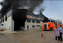 Gran incendio en una nave industrial de Aldaia con riesgo de derrumbe