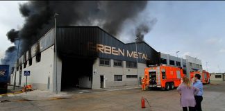 Gran incendio en una nave industrial de Aldaia con riesgo de derrumbe