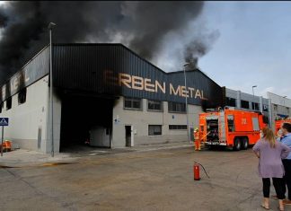 Gran incendio en una nave industrial de Aldaia con riesgo de derrumbe
