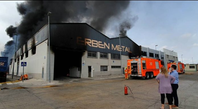 Gran incendio en una nave industrial de Aldaia Gran incendio en una nave industrial de Aldaia con riesgo de derrumbe
